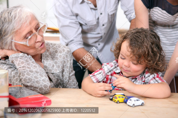 小男孩玩玩具車