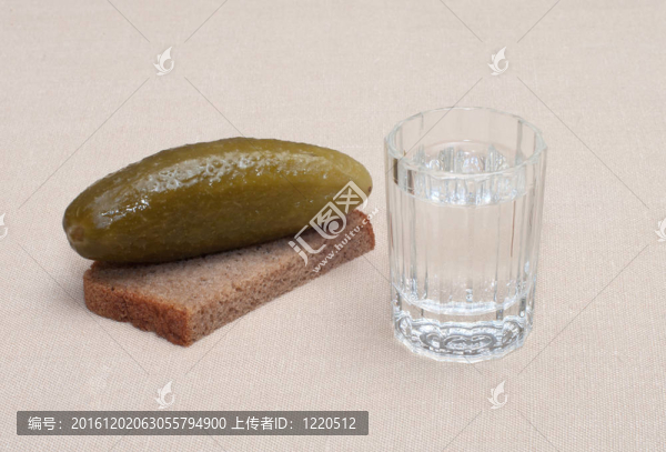 伏特加和小吃。