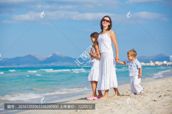 年輕的母親和她的兩個孩子在海灘度假