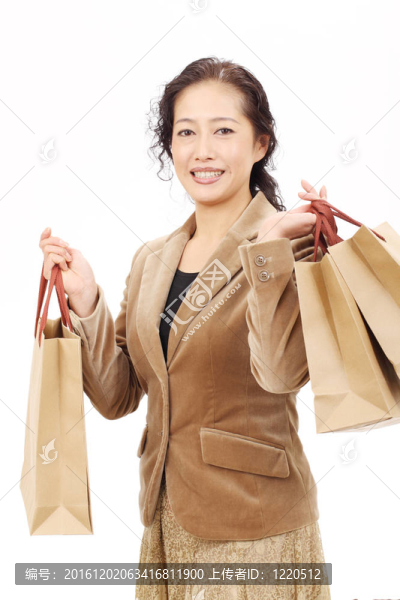 亞洲購物的女人