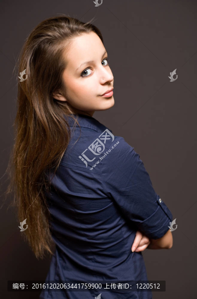 年輕漂亮的黑發(fā)女人。