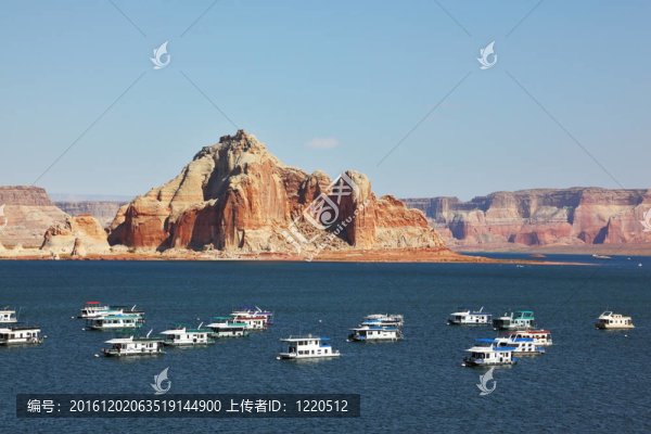 許多旅游船和懸崖
