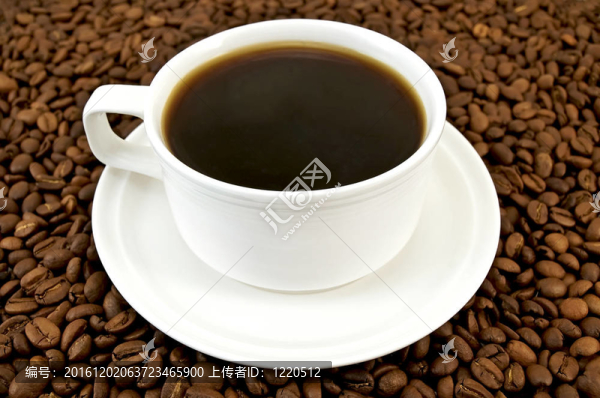 咖啡在白杯咖啡豆