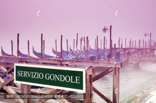 在威尼斯早上霧Gondolas