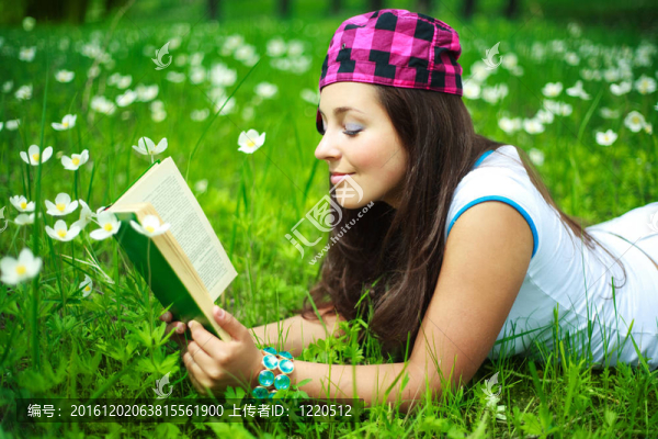 漂亮的女孩讀一本書