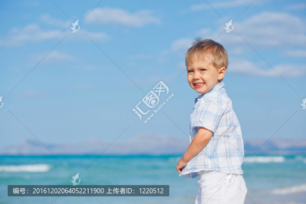 海灘上的可愛的小男孩