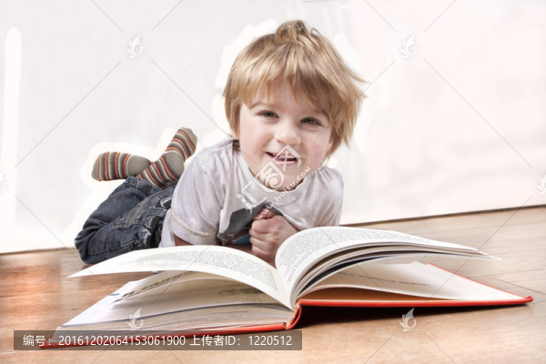 年輕的4歲男孩讀一本書