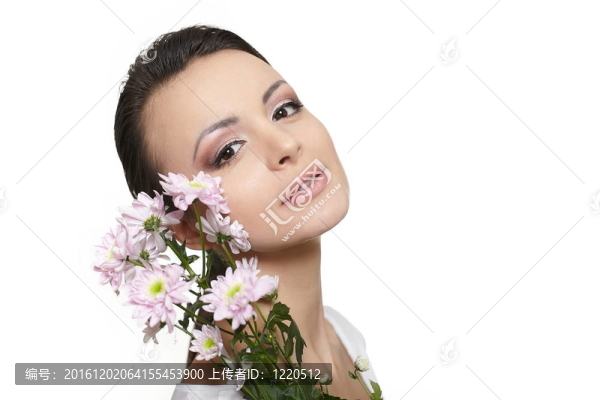 美麗的臉年輕漂亮的女人與五顏六色的花朵孤立在白色