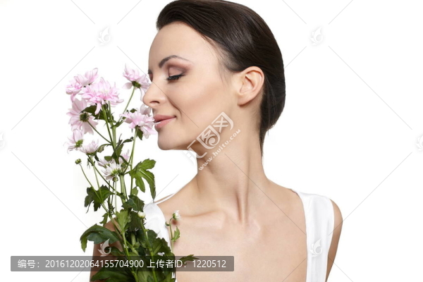 美麗的臉年輕漂亮的女人與五顏六色的花朵孤立在白色
