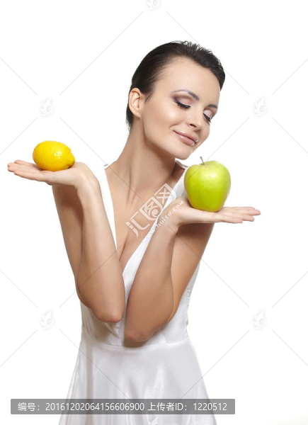 美麗的笑臉微笑的女孩與水果檸檬和綠色蘋果孤立在白色