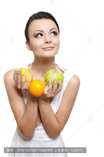 美麗的幸福微笑的女孩與水果檸檬和綠色蘋果和橙色孤立在白色