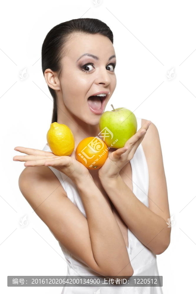 美麗的幸福微笑的女孩與水果檸檬和綠色蘋果和橙色孤立在白色