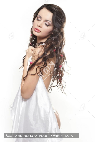 美麗性感的年輕黑人女孩蓋著床單的白色內(nèi)衣白色隔離