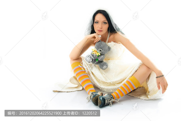 有趣的新娘穿著運動鞋