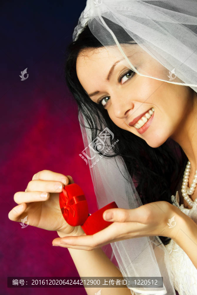 美麗的新娘，有一個(gè)結(jié)婚戒指