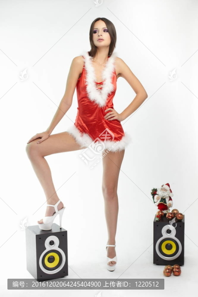 性感的黑發(fā)女人冒充圣誕老人服裝