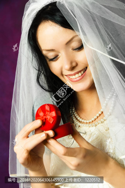 新娘戴著結(jié)婚戒指