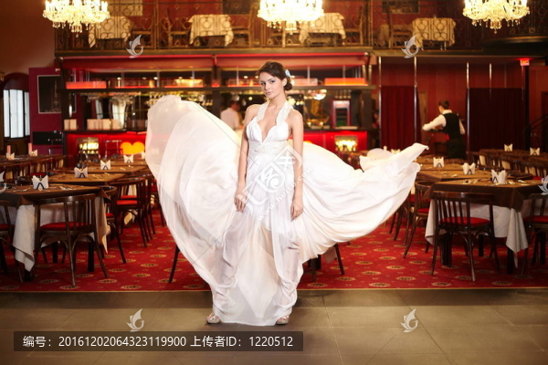美麗的新娘在飛行婚紗在餐廳