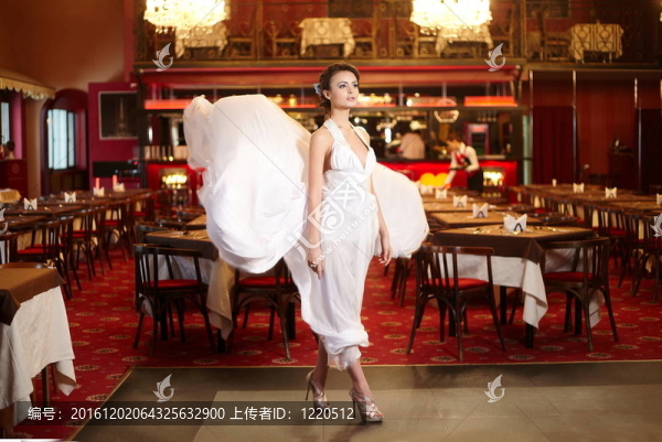 美麗的新娘在飛行婚紗在餐廳