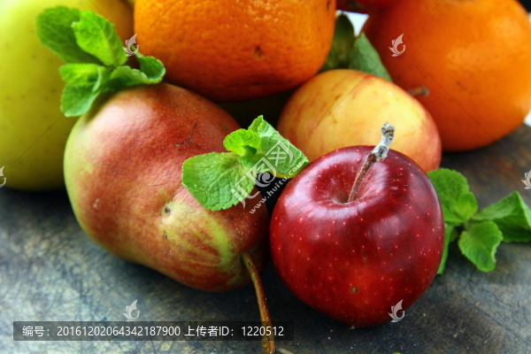 新鮮水果：蘋果、梨、橘子