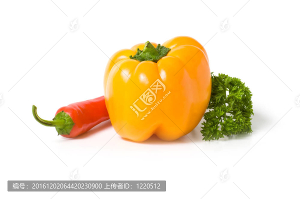 黃色和紅色的辣椒用歐芹分離