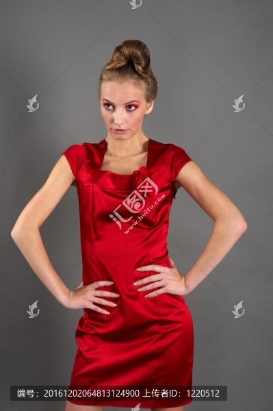 穿著紅色裙子的性感苗條的女人