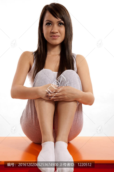 有吸引力的亞洲菲律賓女人做瑜伽