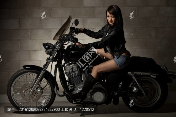 性感迷人二十歲亞洲女子騎摩托車