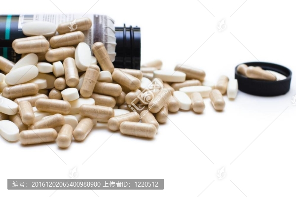 覆蓋處方瓶的藥丸