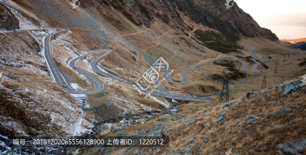 山路從Transfagarasan；羅馬尼亞