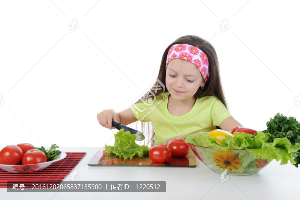 小女孩在桌子上切沙拉