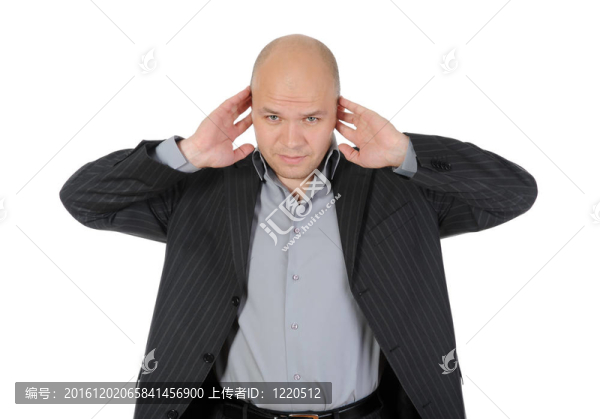 商人捂上耳朵