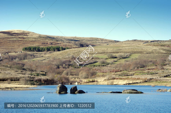 山上的湖