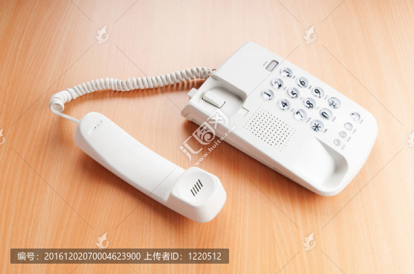 平板表面上的白色辦公電話