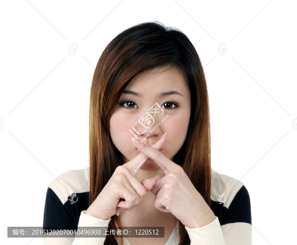 女孩的手指交叉在嘴唇上