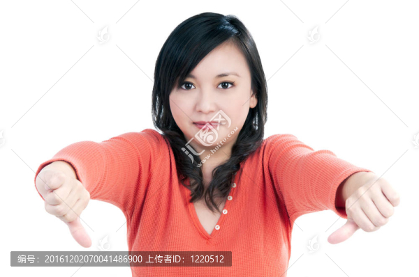 迷人的女人顯示拇指向下的跡象
