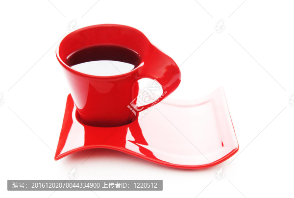 在白色上隔離的一杯茶