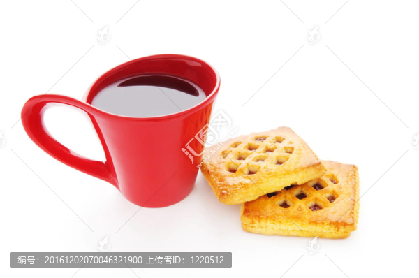 一杯茶和新鮮的餅干在桌子上