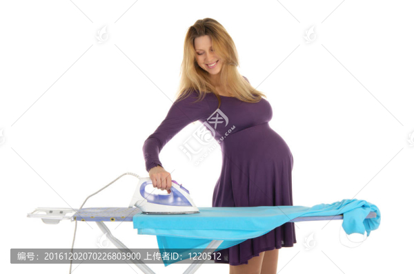 穿著紫色連衣裙的孕婦