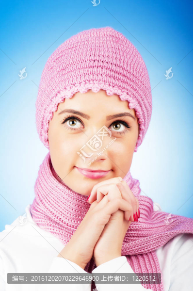 好看的女人在溫暖的衣服