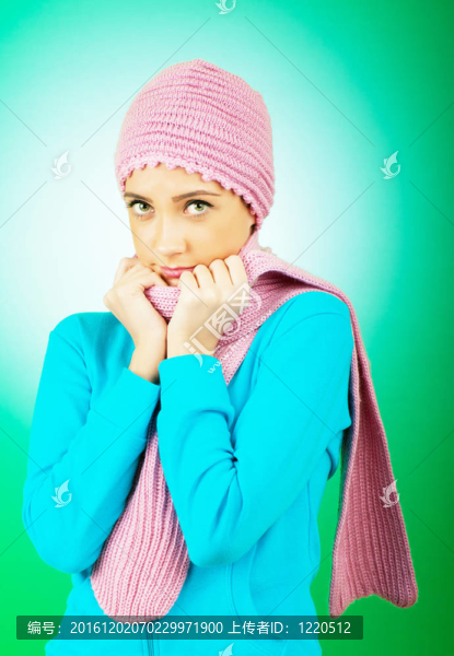 好看的女人在溫暖的衣服