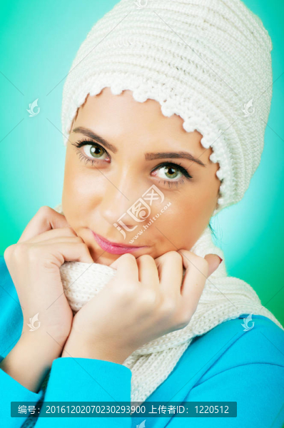 好看的女人在溫暖的衣服