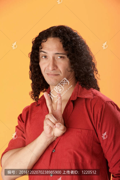 帶有和平象征的人