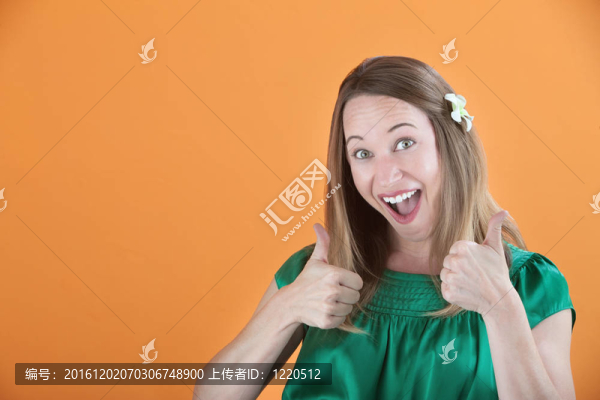 女人豎起大拇指
