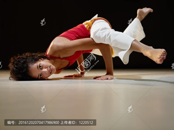 西班牙女人做瑜伽練習(xí)