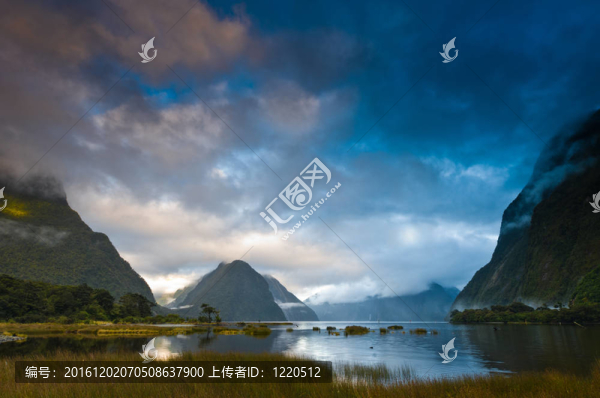 多云的早晨在米爾福德峽灣日出