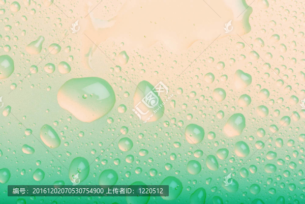 藍(lán)色背景上的水滴