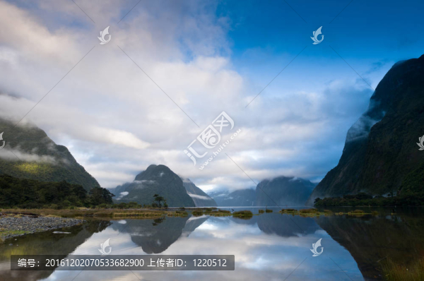 多云的早晨在米爾福德峽灣日出