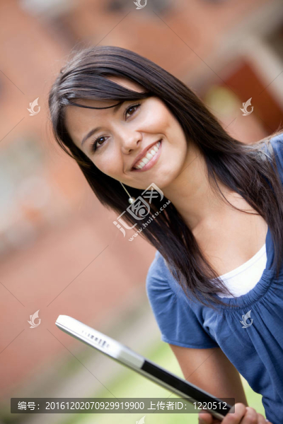 帶筆記本電腦的女孩
