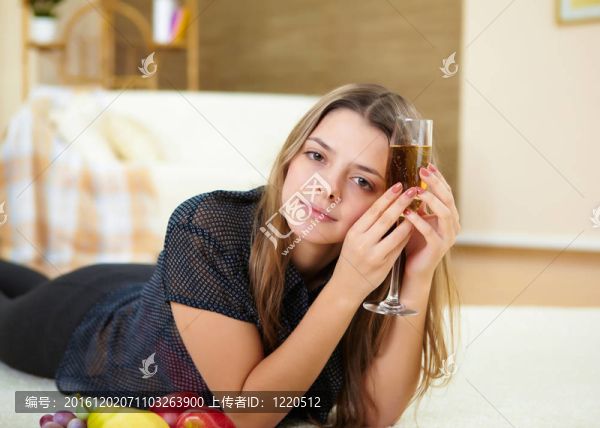 年輕女孩在家里喝香檳